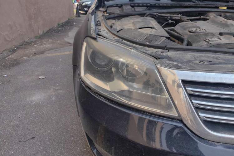 Used Volkswagen Passat 2009 1.8T Automatic Luxury Edition Right Front Headlight