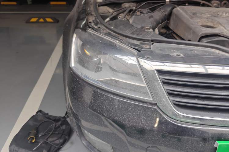 Used Volkswagen Passat 2009 2.0L MFI Automatic Luxury Edition Right Front Headlight