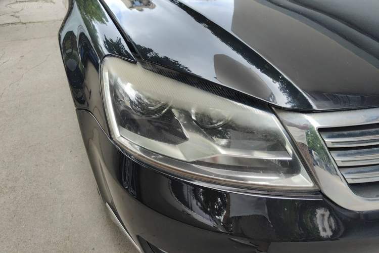 Used Volkswagen Passat 2009 2.0L MFI Automatic Luxury Edition Right Front Headlight