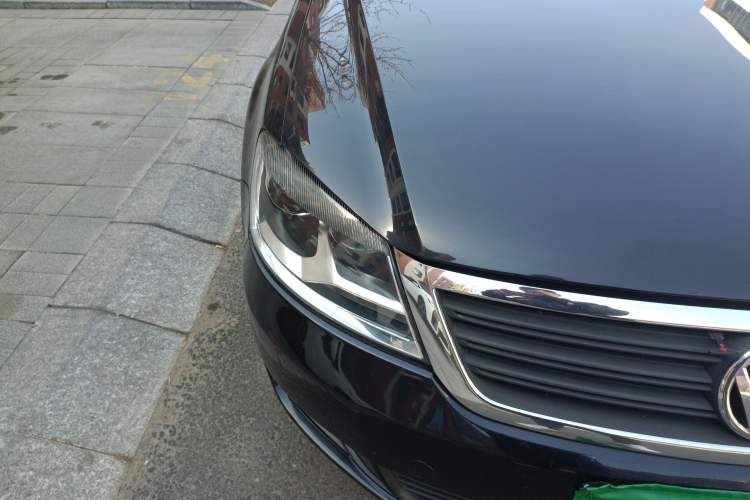 Used Volkswagen Passat 2009 2.0L MFI Manual Luxury Edition Right Front Headlight