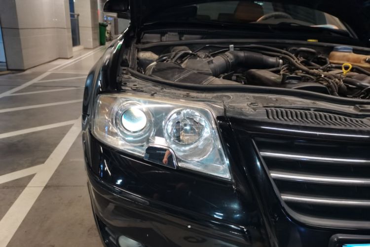 Used Volkswagen Passat 2009 2.0L MFI Manual Luxury Edition Right Front Headlight