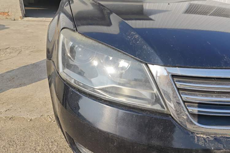 Used Volkswagen Passat 2009 2.0L MFI Automatic Luxury Edition Right Front Headlight