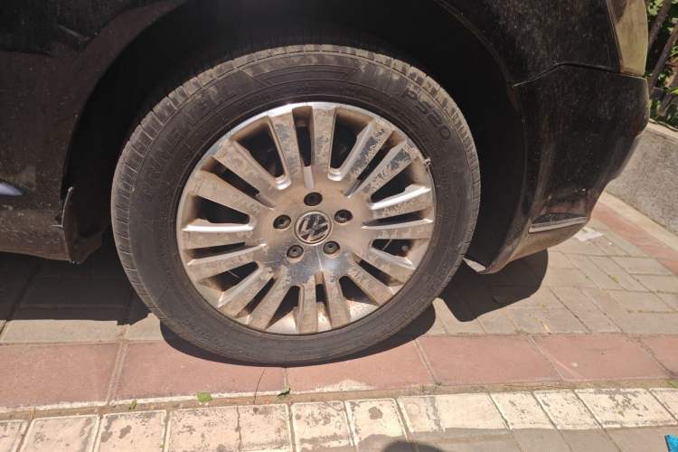 Used Volkswagen Passat 2009 1.8T Automatic Prestige Model Right Front Wheel Hub
