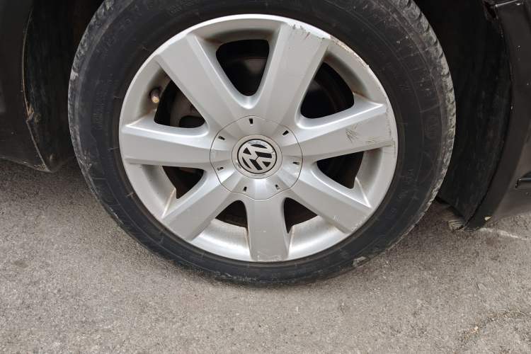 Used Volkswagen Passat 2009 2.0L MFI Manual Luxury Edition Right Front Wheel Hub