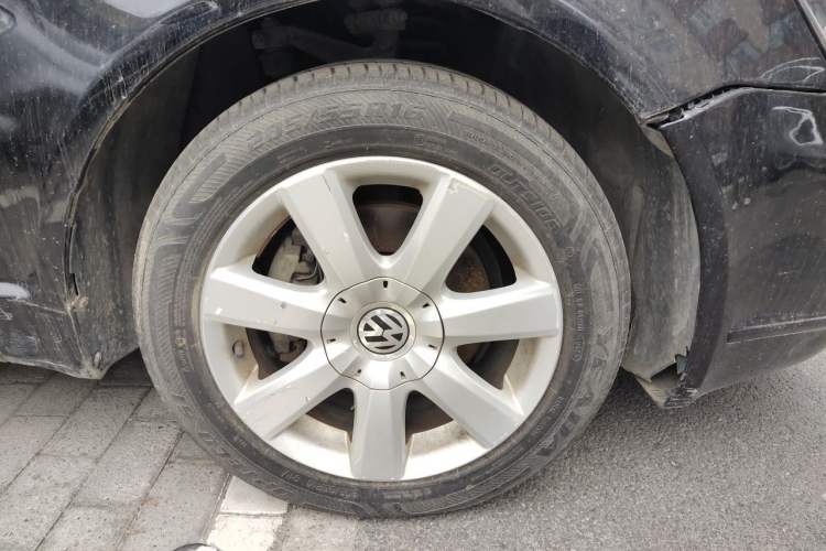 Used Volkswagen Passat 2009 2.0L MFI Manual Luxury Edition Right Front Wheel Hub