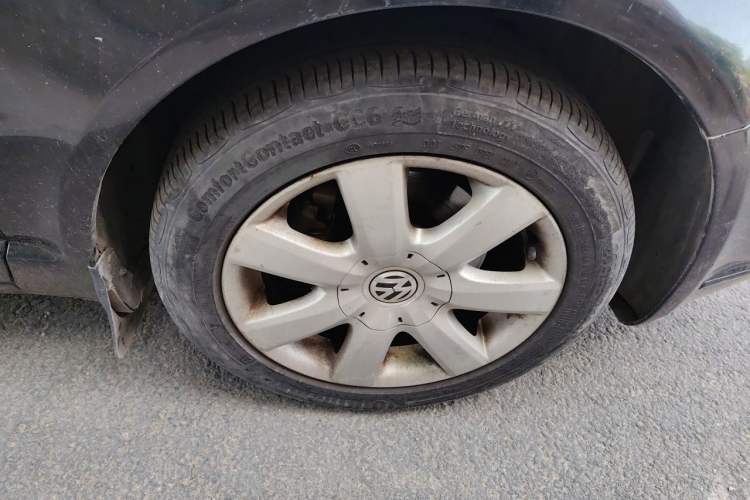Used Volkswagen Passat 2009 2.0L MFI Manual Luxury Edition Right Front Wheel Hub