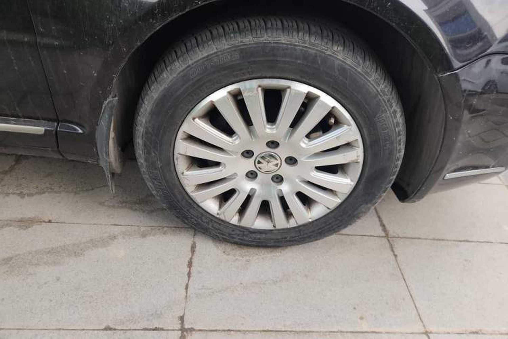 Used Volkswagen Passat 2009 1.8T Automatic Prestige Model Right Front Wheel Hub