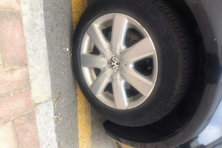Used Volkswagen Passat 2009 1.8T Manual Luxury Model Right Front Wheel Hub