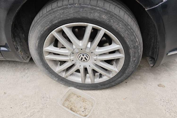 Used Volkswagen Passat 2009 1.8T Automatic Luxury Edition Right Front Wheel Hub