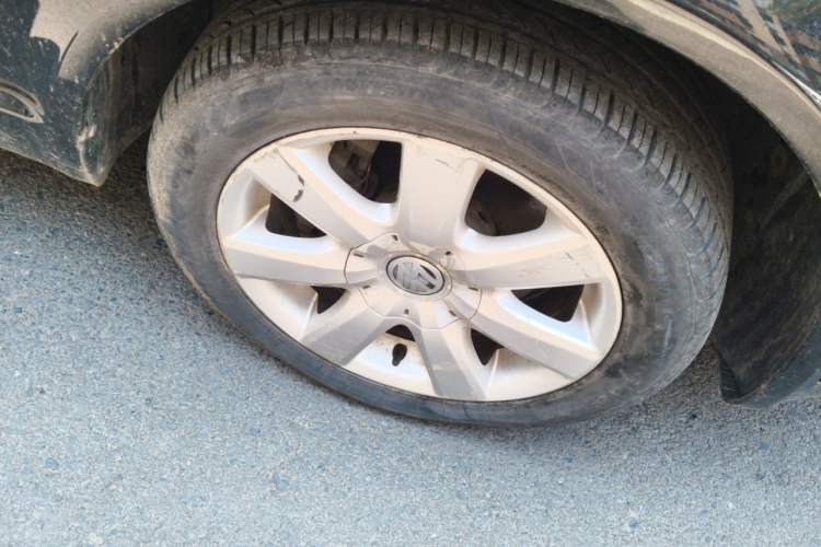 Used Volkswagen Passat 2009 2.0L MFI Automatic Luxury Edition Right Front Wheel Hub