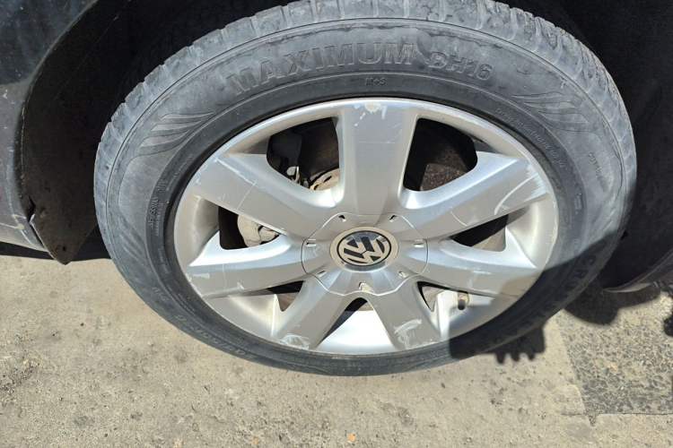 Used Volkswagen Passat 2009 2.0L MFI Manual Luxury Edition Right Front Wheel Hub