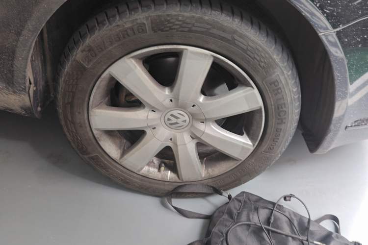 Used Volkswagen Passat 2009 2.0L MFI Automatic Luxury Edition Right Front Wheel Hub