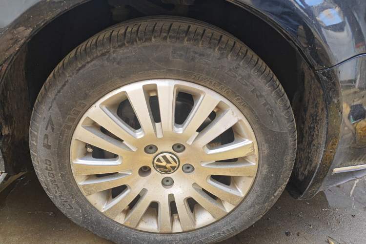 Used Volkswagen Passat 2009 1.8T Automatic Prestige Model Right Front Wheel Hub