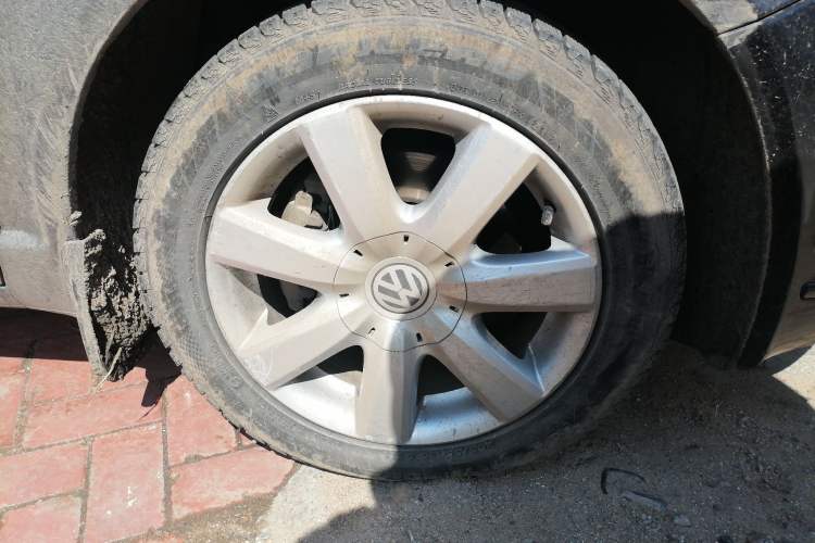 Used Volkswagen Passat 2009 1.8T Manual Luxury Model Right Front Wheel Hub