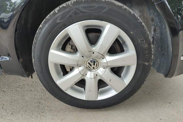 Used Volkswagen Passat 2009 2.0L MFI Automatic Luxury Edition Right Front Wheel Hub