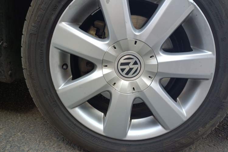 Used Volkswagen Passat 2009 2.0L MFI Manual Luxury Edition Right Front Wheel Hub