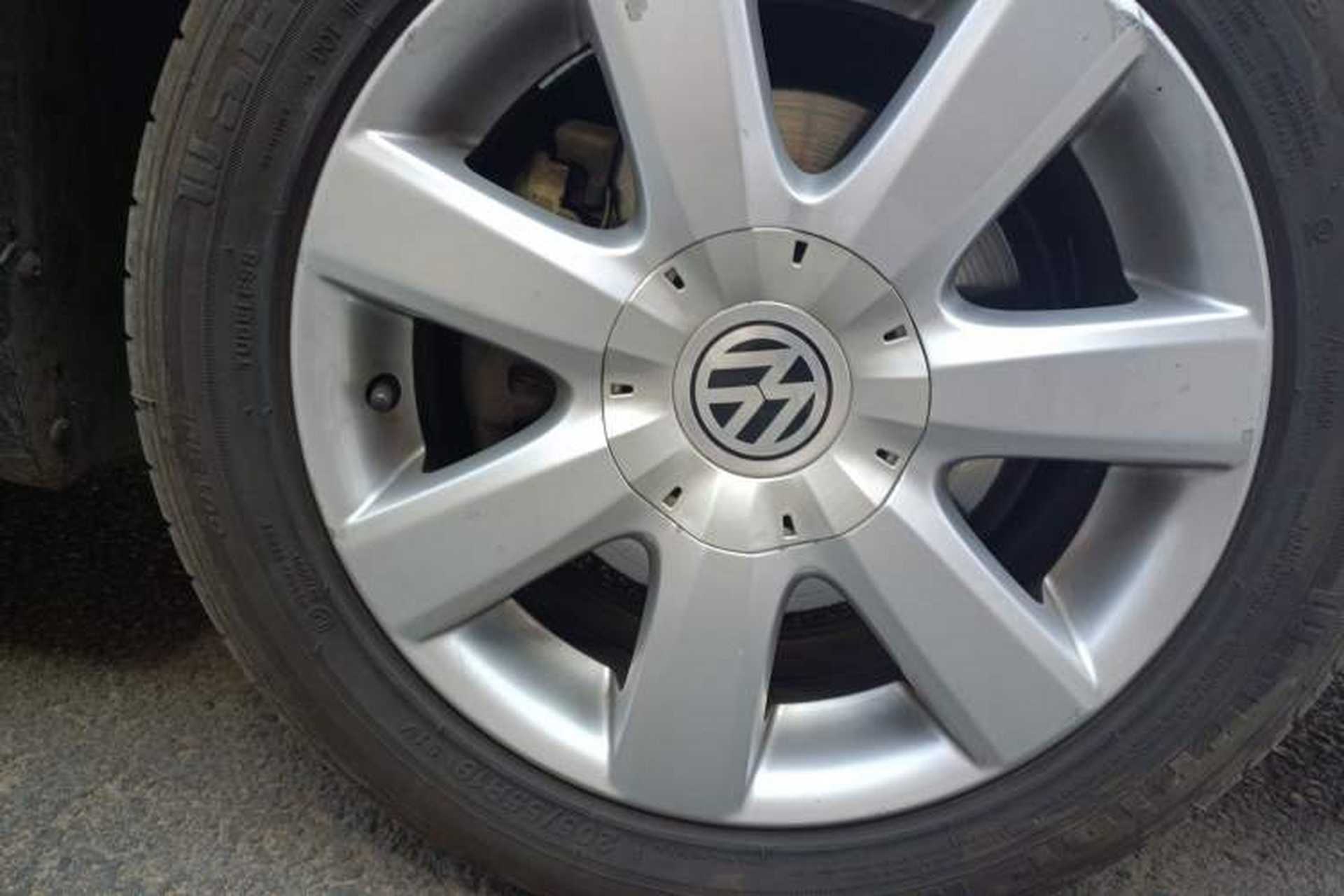Used Volkswagen Passat 2009 2.0L MFI Manual Luxury Edition Right Front Wheel Hub