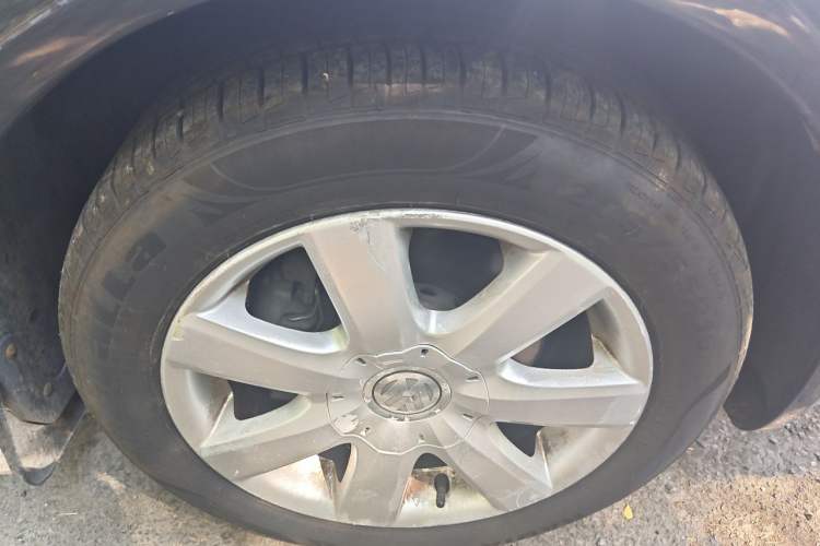 Used Volkswagen Passat 2009 2.0L MFI Automatic Luxury Edition Right Front Wheel Hub