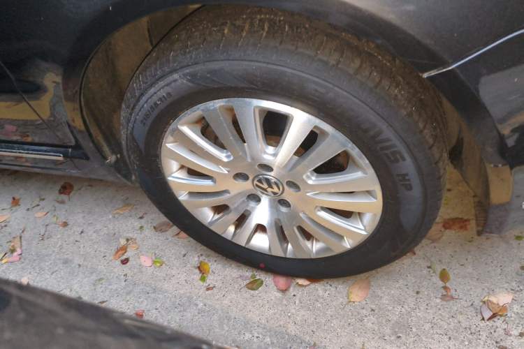 Used Volkswagen Passat 2009 1.8T Automatic Zunjie Model Right Front Wheel Hub