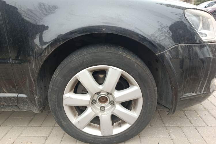 Used Volkswagen Passat 2009 2.0L MFI Automatic Luxury Edition Right Front Wheel Hub