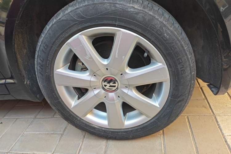 Used Volkswagen Passat 2009 1.8T Manual Luxury Model Right Front Wheel Hub