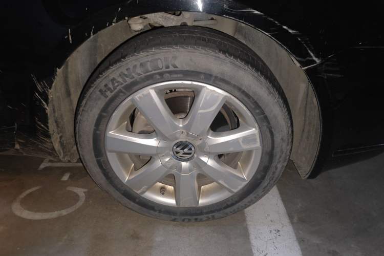 Used Volkswagen Passat 2009 2.0L MFI Manual Luxury Edition Right Front Wheel Hub
