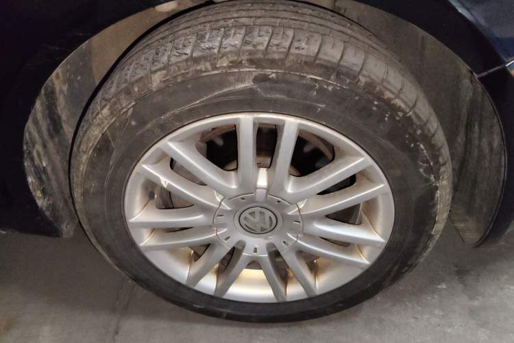 Used Volkswagen Passat 2009 1.8T Automatic Luxury Edition Right Front Wheel Hub