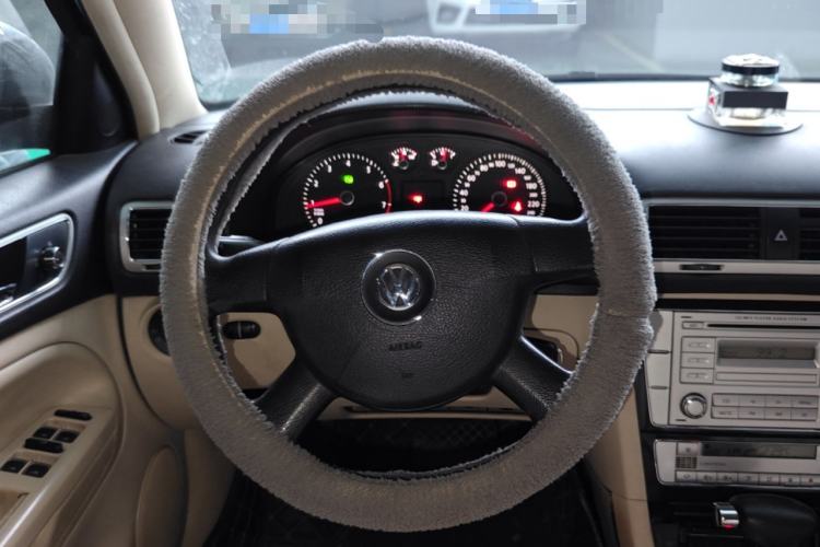 Used Volkswagen Passat 2009 2.0L MFI Automatic Luxury Edition Steering Wheel