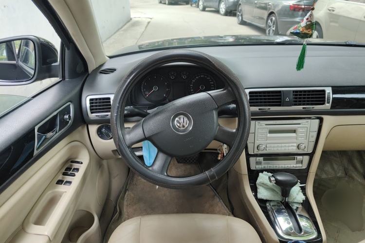 Used Volkswagen Passat 2009 2.0L MFI Automatic Luxury Edition Steering Wheel