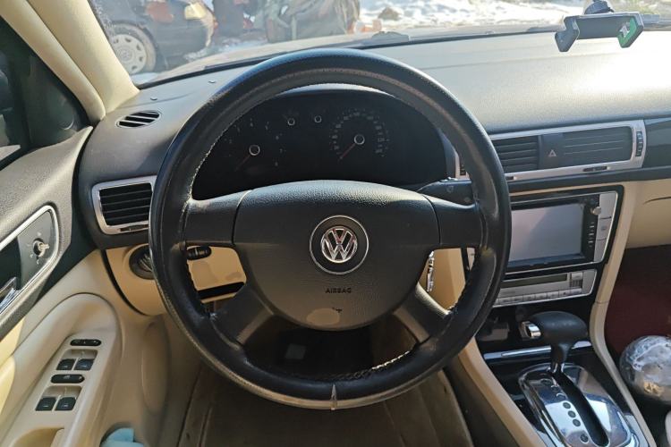 Used Volkswagen Passat 2009 2.0L MFI Automatic Luxury Edition Steering Wheel