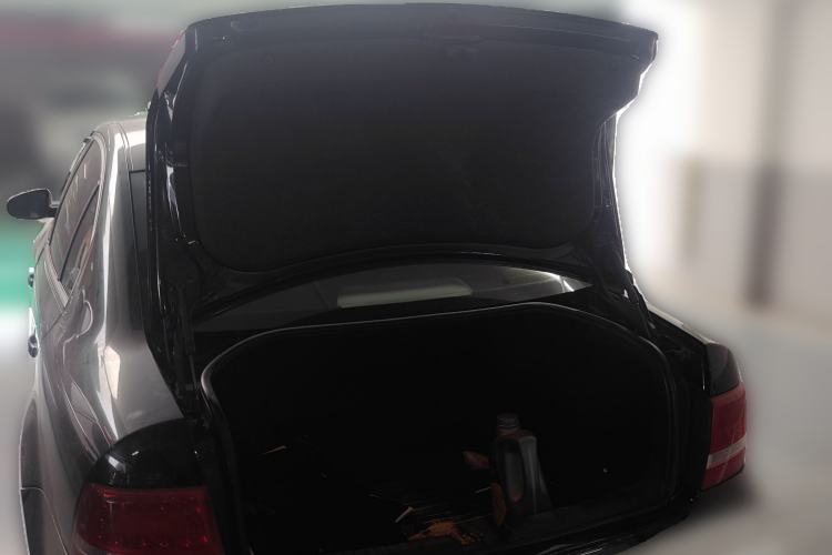 Used Volkswagen Passat 2009 2.0L MFI Automatic Luxury Edition Trunk