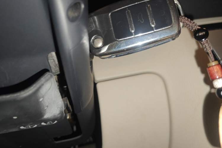 Used Volkswagen Passat 2009 2.0L MFI Manual Luxury Edition Vehicle Key