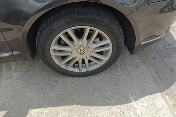 Used Volkswagen Passat 2009 1.8T Automatic Luxury Edition Right Front Wheel Hub