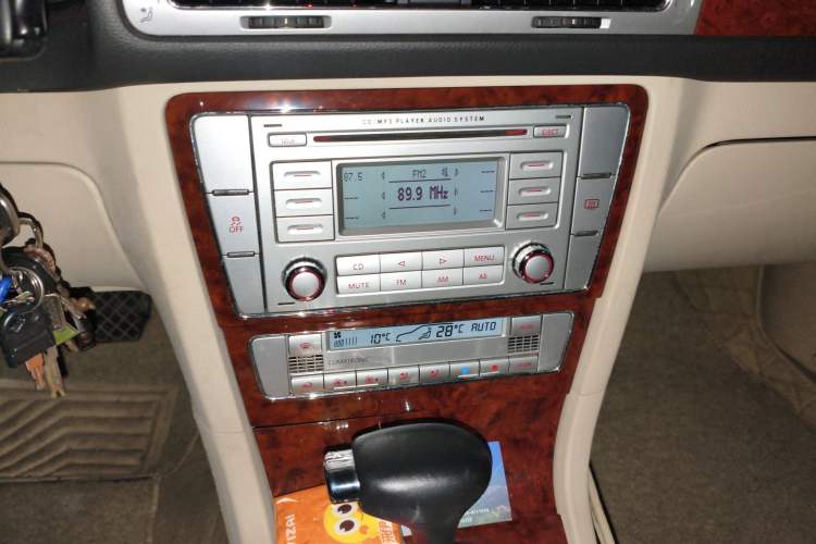 Used Volkswagen Passat 2009 1.8T Automatic Luxury Edition Audio And AC Panel