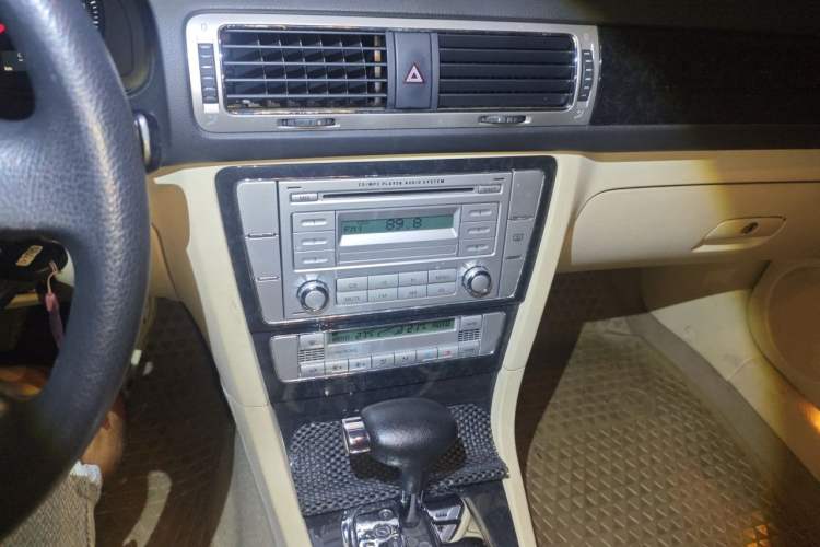 Used Volkswagen Passat 2009 2.0L MFI Automatic Luxury Edition Audio And AC Panel
