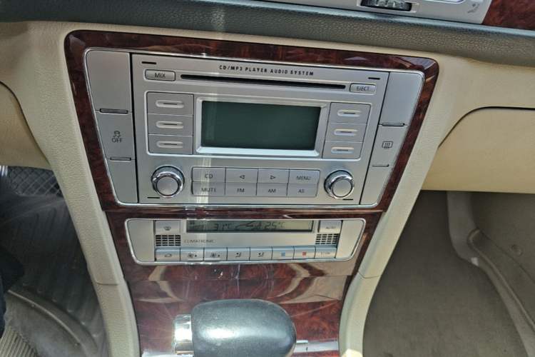 Used Volkswagen Passat 2009 1.8T Automatic Luxury Edition Audio And AC Panel