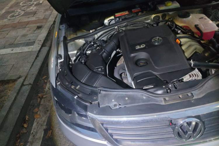 Used Volkswagen Passat 2009 2.0L MFI Automatic Luxury Edition Engine Bay Right