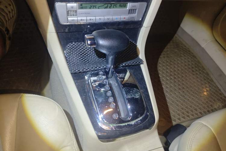 Used Volkswagen Passat 2009 2.0L MFI Automatic Luxury Edition Gear Lever
