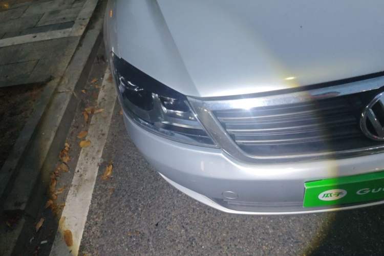 Used Volkswagen Passat 2009 2.0L MFI Automatic Luxury Edition Right Front Headlight