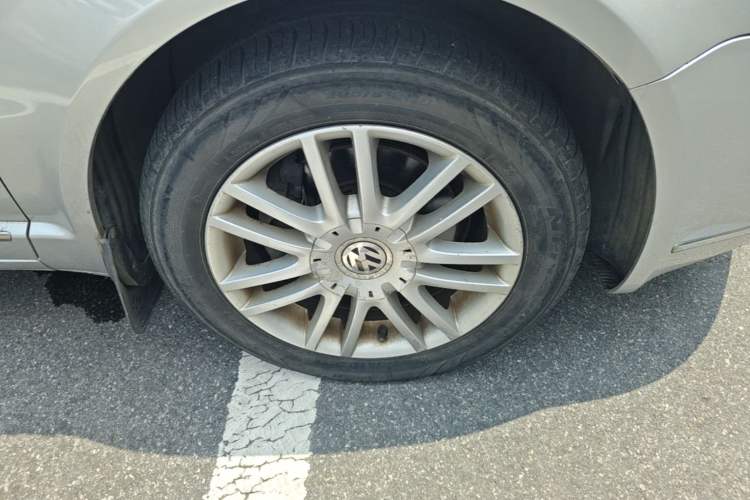 Used Volkswagen Passat 2009 1.8T Automatic Luxury Edition Right Front Wheel Hub