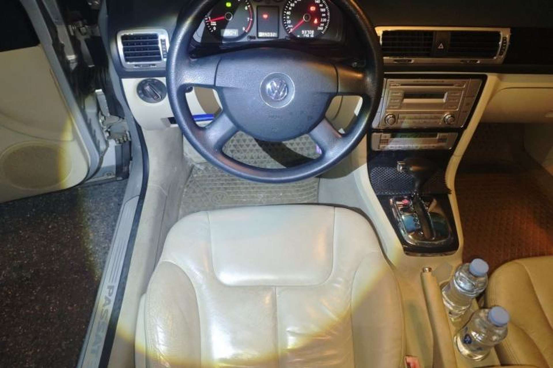 Used Volkswagen Passat 2009 2.0L MFI Automatic Luxury Edition Steering Wheel