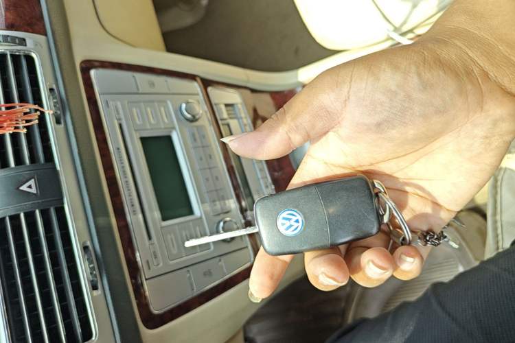 Used Volkswagen Passat 2009 1.8T Automatic Luxury Edition Vehicle Key