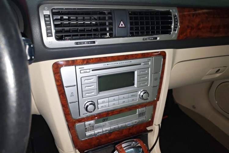 Used Volkswagen Passat 2009 1.8T Automatic Prestige Model Audio And AC Panel