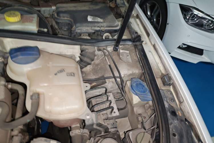 Used Volkswagen Passat 2009 1.8T Automatic Prestige Model Engine Bay Left