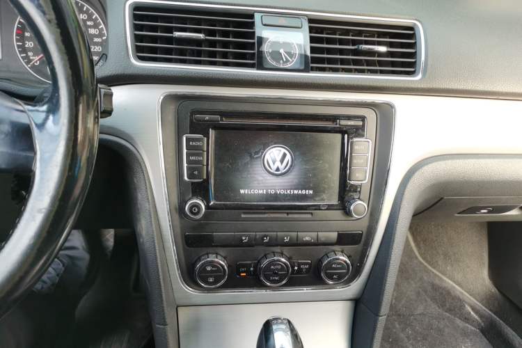Used Volkswagen Passat 2011 1.8 TSI DSG Prestige Edition Audio And AC Panel
