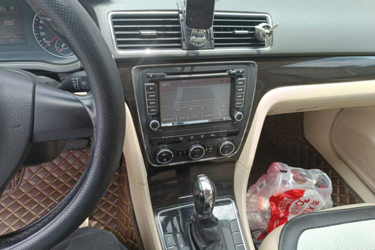 Used Volkswagen Passat 2011 1.8TSI Automatic Prestige Edition Audio And AC Panel