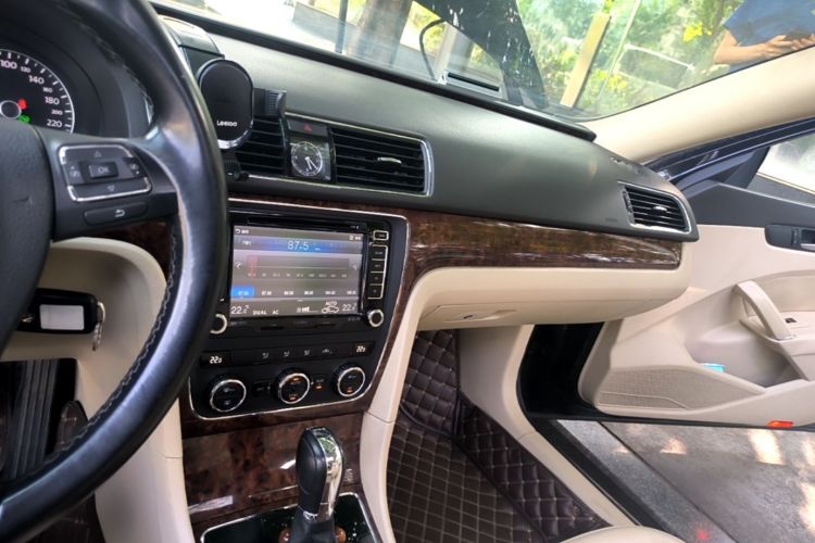 Used Volkswagen Passat 2011 1.8TSI DSG Prestige Edition Audio And AC Panel