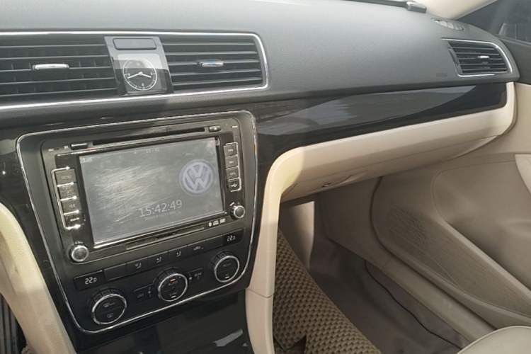 Used Volkswagen Passat 2011 1.4 TSI Manual Luxury Edition Audio And AC Panel
