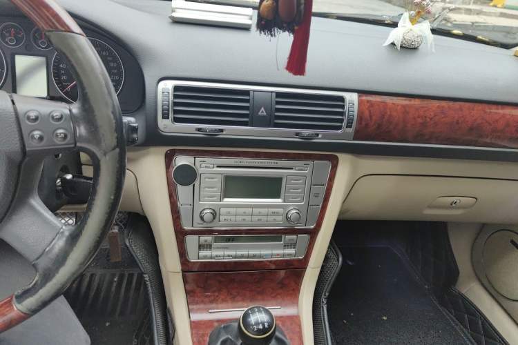 Used Volkswagen Passat 2011 2.0L Manual Luxury Version Audio And AC Panel