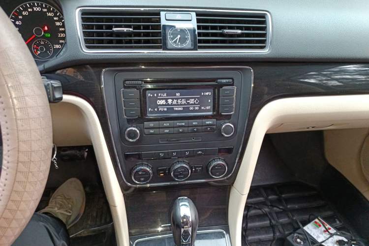 Used Volkswagen Passat 2011 1.8TSI Automatic Prestige Edition Audio And AC Panel
